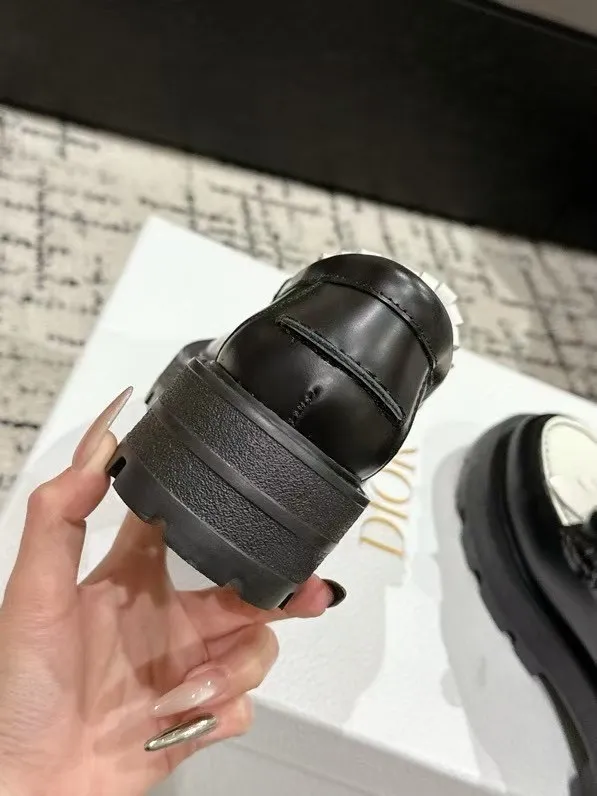 👟👟Ex-factory price 700👟👟 Dior 25/early spring new coin tassel thick-soled loafers made of black calf leather with white leather tassels to show a contrasting layering. The tassels are embellished with silver lucky star metal medals. They are very exquisite, comfortable and good-looking💯 and easy to match. Can be worn in spring, summer, autumn and winter! ✔️Upper: original imported open-edge beaded cowhide ✔️Inner lining: water-dyed cowhide ✔️Sole: original rubber foam outsole ✔️Size: 35-41 (40.41 customized, non-refundable)